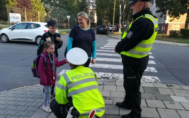FOTO: Celý týden probíhala u škol policejní akce „Zebra se za Tebe nerozhlédne!“