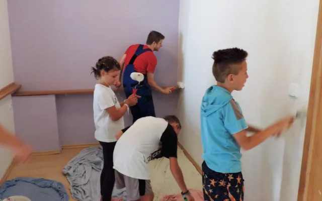 FOTO: Rádio Haná o víkendu vymalovalo v Dětském domově U sportovní haly