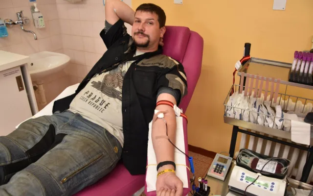 FOTO/VIDEO: Motorkáři ukončili sezónu darováním krve ve Fakultní nemocnici v Olomouci, darovali přes šest litrů