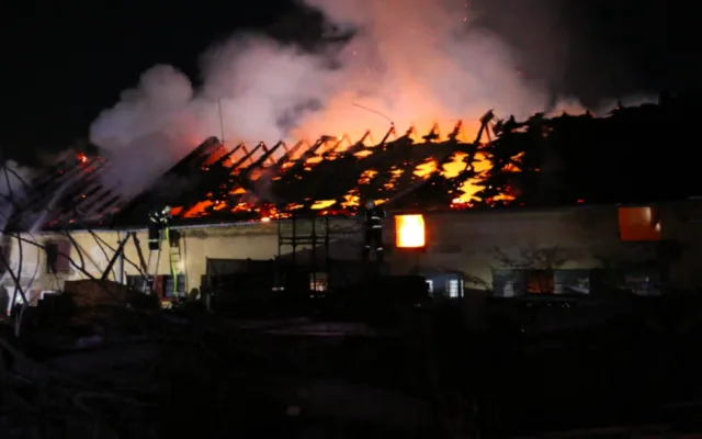 FOTO/VIDEO: Hasiči se v noci potýkali s požárem autodílny, způsobil škodu za dva miliony