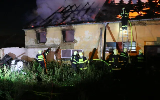 FOTO/VIDEO: Hasiči se v noci potýkali s požárem autodílny, způsobil škodu za dva miliony