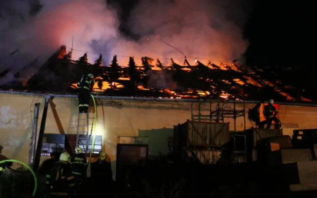 FOTO/VIDEO: Hasiči se v noci potýkali s požárem autodílny, způsobil škodu za dva miliony
