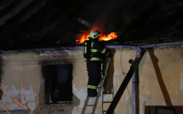 FOTO/VIDEO: Hasiči se v noci potýkali s požárem autodílny, způsobil škodu za dva miliony