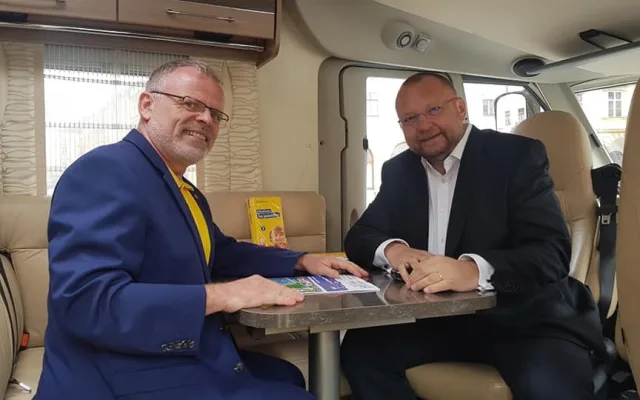 LÍDROVI V PATÁCH: Setkání s voliči u obytňáku, volební debata i kontrola řeky. Ladislav Šnevajs má nabitý program