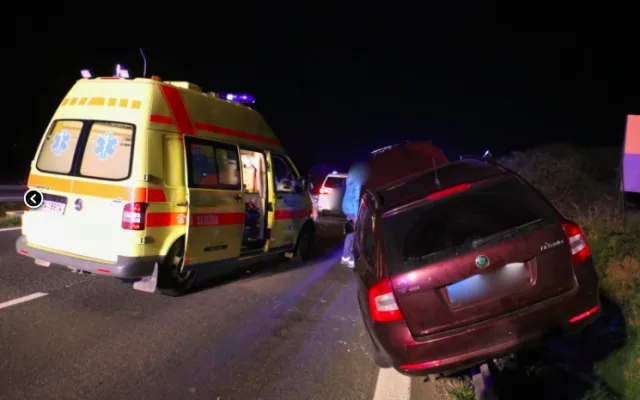 FOTO/VIDEO: Tragická nehoda u Kokor očima hasičů. Na místě zemřel pasažér, čtyři osoby zraněny