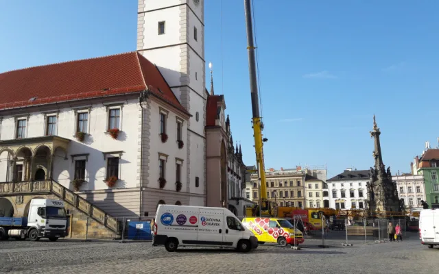 FOTO/VIDEO: Jeřáby na Horním náměstí demontují nejvyšší část radniční věže