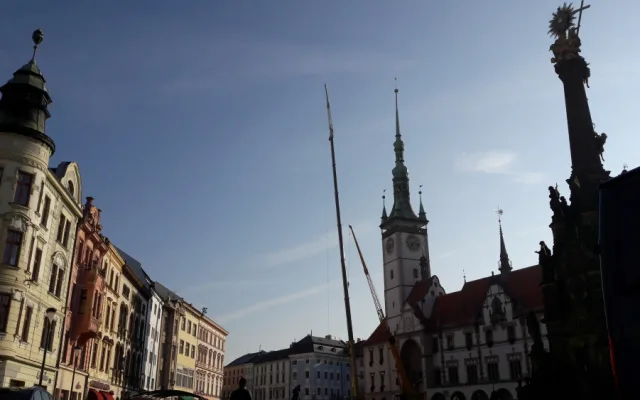 FOTO/VIDEO: Jeřáby na Horním náměstí demontují nejvyšší část radniční věže