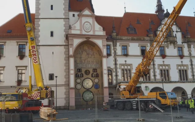 FOTO/VIDEO: Jeřáby na Horním náměstí demontují nejvyšší část radniční věže