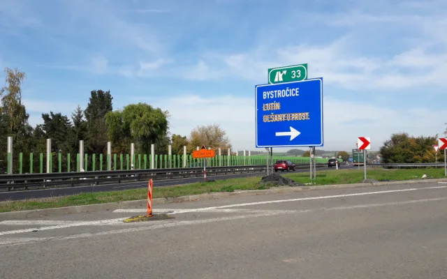FOTO/VIDEO: Stavba mostu nad dálnicí mezi Olomoucí a Prostějovem nabírá zpoždění