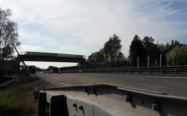 FOTO/VIDEO: Stavba mostu nad dálnicí mezi Olomoucí a Prostějovem nabírá zpoždění