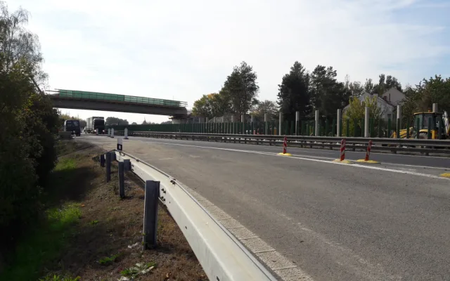 FOTO/VIDEO: Stavba mostu nad dálnicí mezi Olomoucí a Prostějovem nabírá zpoždění