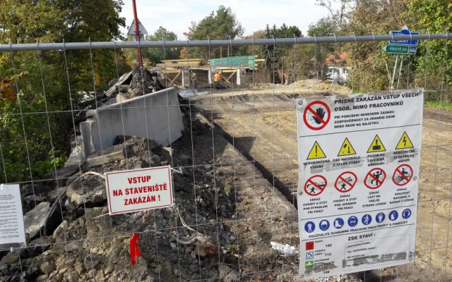 FOTO/VIDEO: Stavba mostu nad dálnicí mezi Olomoucí a Prostějovem nabírá zpoždění
