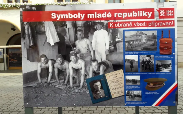 FOTO/VIDEO: Rok 1918 připomínají v Olomouci před radnicí dobové fotky