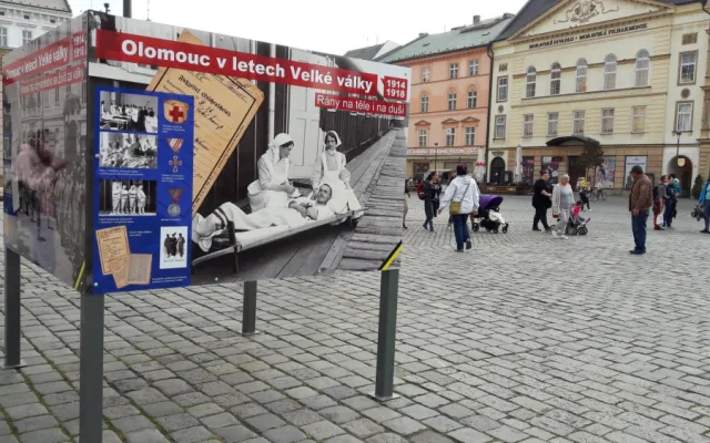 FOTO/VIDEO: Rok 1918 připomínají v Olomouci před radnicí dobové fotky