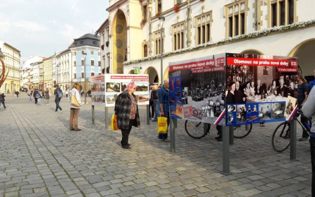 FOTO/VIDEO: Rok 1918 připomínají v Olomouci před radnicí dobové fotky