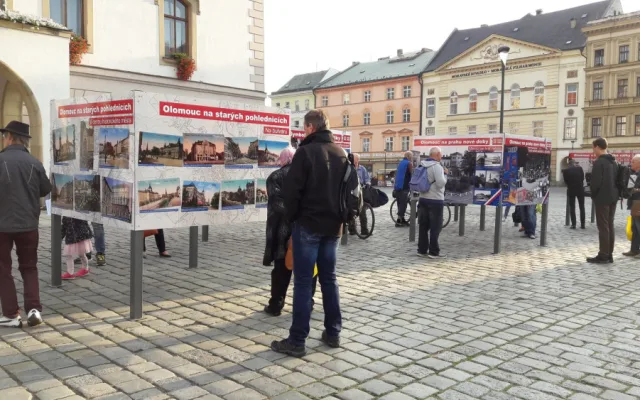 FOTO/VIDEO: Rok 1918 připomínají v Olomouci před radnicí dobové fotky
