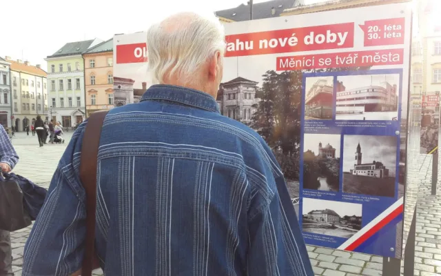 FOTO/VIDEO: Rok 1918 připomínají v Olomouci před radnicí dobové fotky