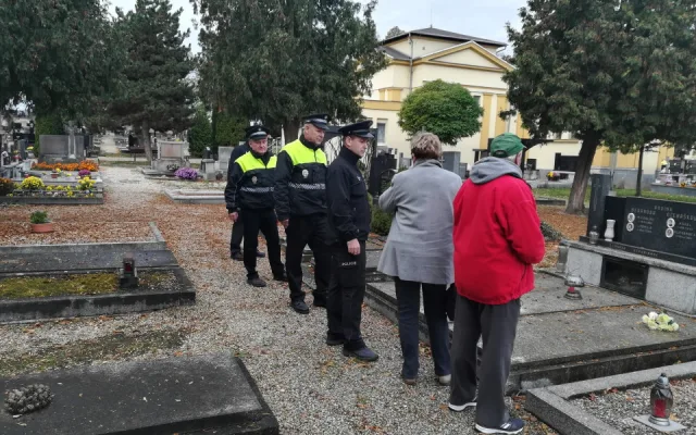FOTO: Blíží se Dušičky, policie bude hlídat hřbitovy i silnice