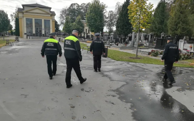 FOTO: Blíží se Dušičky, policie bude hlídat hřbitovy i silnice