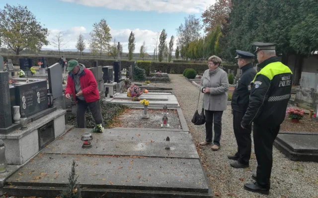 FOTO: Blíží se Dušičky, policie bude hlídat hřbitovy i silnice