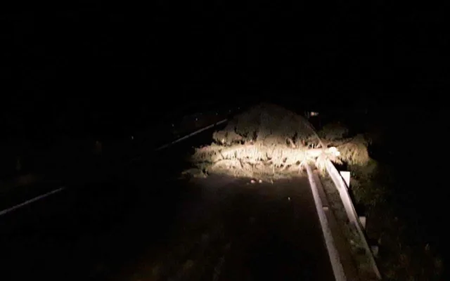 FOTO: Hasiči v noci zasahovali u čtyřiceti případů, silný vítr láme stromy a situace se neuklidňuje