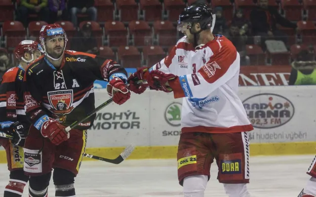 FOTOGALERIE: Kohouti porazili Hradec 3:1. Strapáč se blýskl hattrickem, Konrád čaroval