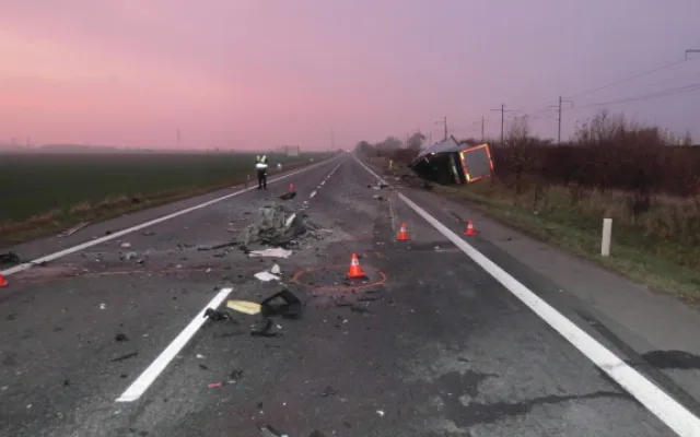 FOTO: Při tragické nehodě zemřel dvaačtyřicetiletý cizinec. Najel do protisměru a čelně narazil do kamionu