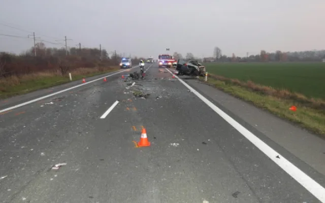 FOTO: Při tragické nehodě zemřel dvaačtyřicetiletý cizinec. Najel do protisměru a čelně narazil do kamionu