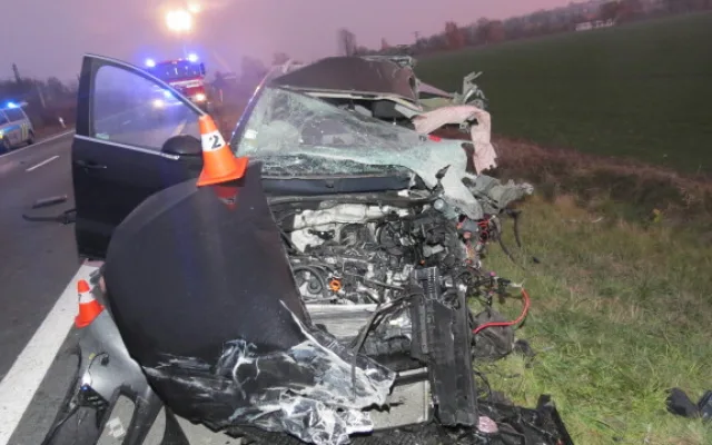 FOTO: Při tragické nehodě zemřel dvaačtyřicetiletý cizinec. Najel do protisměru a čelně narazil do kamionu
