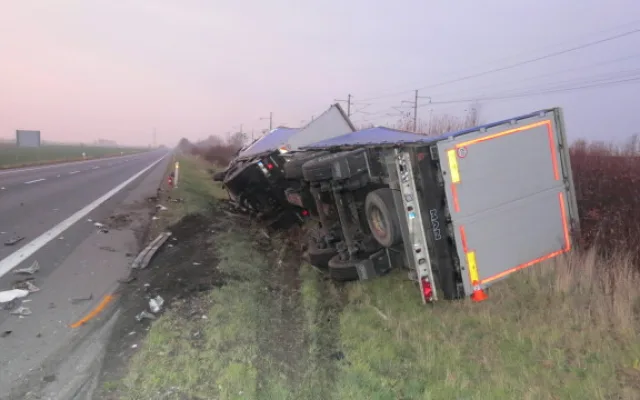 FOTO: Při tragické nehodě zemřel dvaačtyřicetiletý cizinec. Najel do protisměru a čelně narazil do kamionu