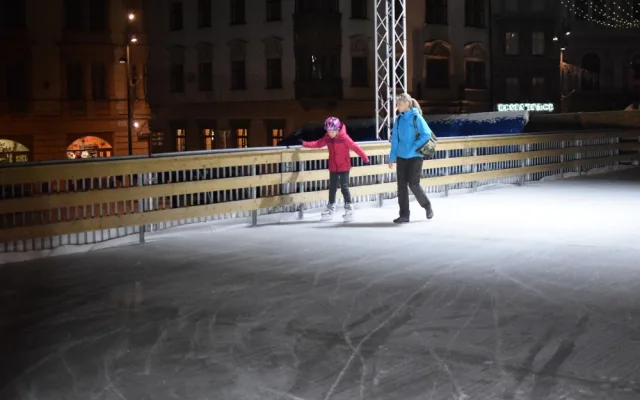 FOTO/VIDEO: Na olomouckém Dolním náměstí se bruslí. Punčová sezóna je zahájena