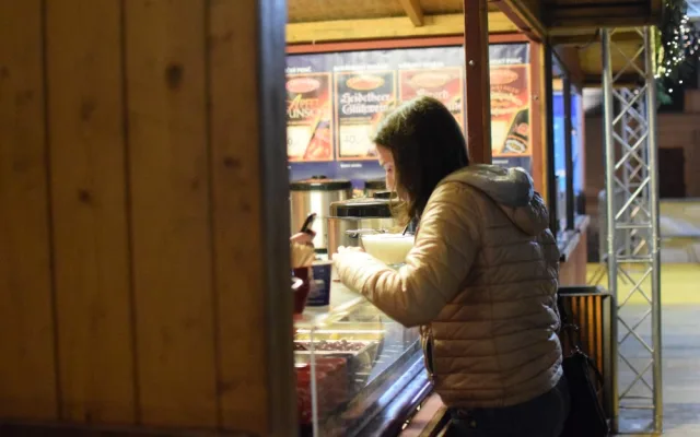 FOTO/VIDEO: Na olomouckém Dolním náměstí se bruslí. Punčová sezóna je zahájena