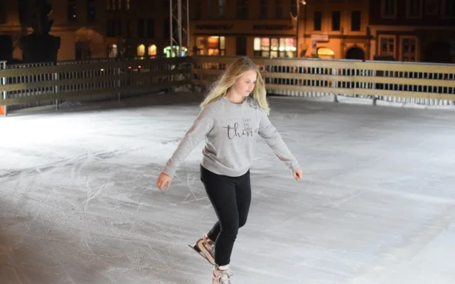 FOTO/VIDEO: Na olomouckém Dolním náměstí se bruslí. Punčová sezóna je zahájena