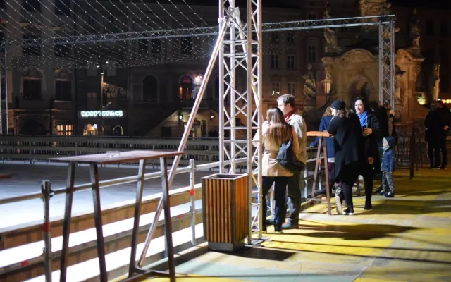 FOTO/VIDEO: Na olomouckém Dolním náměstí se bruslí. Punčová sezóna je zahájena