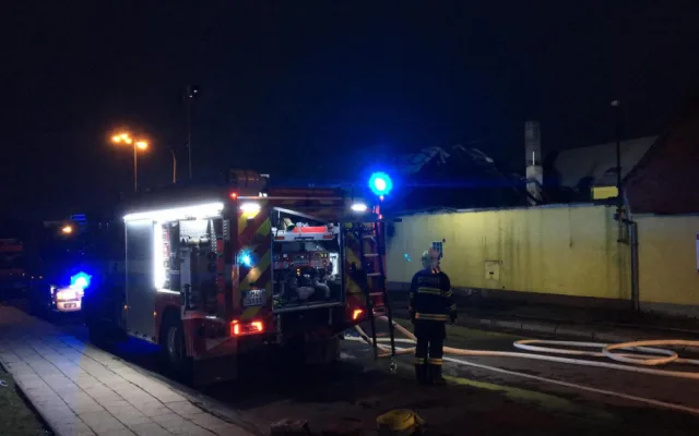 FOTO/VIDEO: V Holici nad ránem kompetně vyhořelo bistro