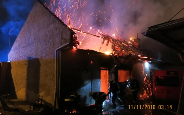 FOTO/VIDEO: V Holici nad ránem kompetně vyhořelo bistro