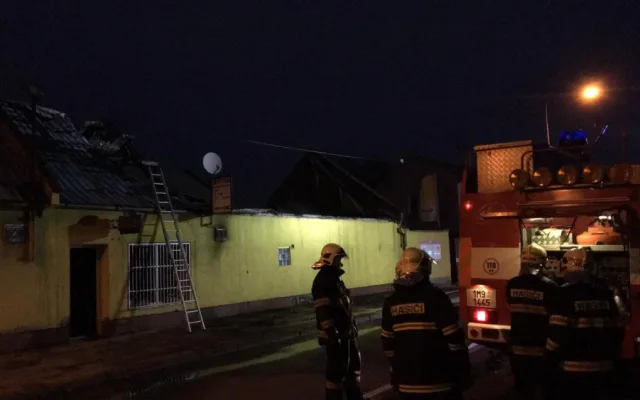 FOTO/VIDEO: V Holici nad ránem kompetně vyhořelo bistro