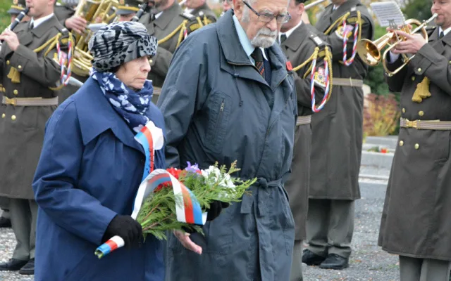 FOTO: Olomoučané si připomněli Den veteránů na hřbitovech v Neředíně a Černovíře a u pomníku v Řepčíně