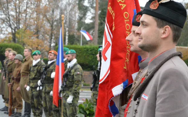 FOTO: Olomoučané si připomněli Den veteránů na hřbitovech v Neředíně a Černovíře a u pomníku v Řepčíně