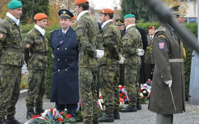 FOTO: Olomoučané si připomněli Den veteránů na hřbitovech v Neředíně a Černovíře a u pomníku v Řepčíně