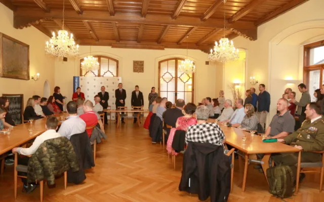 FOTO: Čtyřicet dárců krve si na olomoucké radnici převzalo zlaté medaile za čtyřicet odběrů