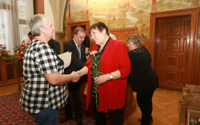 FOTO: Čtyřicet dárců krve si na olomoucké radnici převzalo zlaté medaile za čtyřicet odběrů