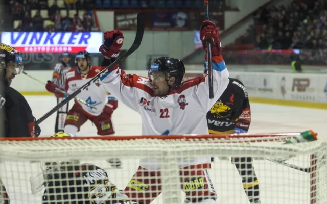FOTOGALERIE: Hokejisté Olomouce porazili s přehledem Litvínov 3:1, zápas se protáhl kvůli opravě plexiskla