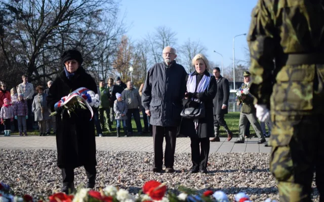 FOTO/VIDEO: U památníku u právnické fakulty proběhla vzpomínka ke Dni boje za svobodu a demokracii