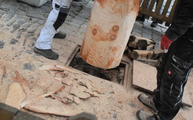 FOTO/VIDEO: Na náměstí už stojí vánoční stromeček. Jméno se dozvíme při pátečním rozsvěcení