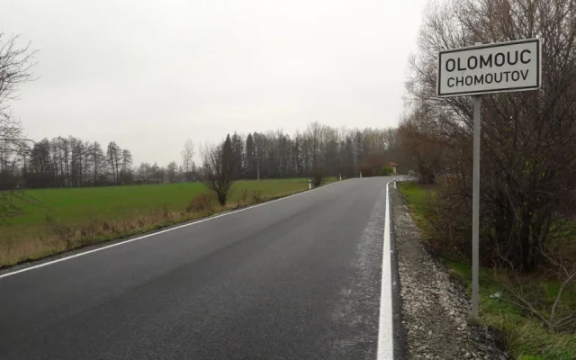 FOTO/VIDEO: Silnice mezi Olomoucí a Chomoutovem je průjezdná, oprava stála 15 milionů