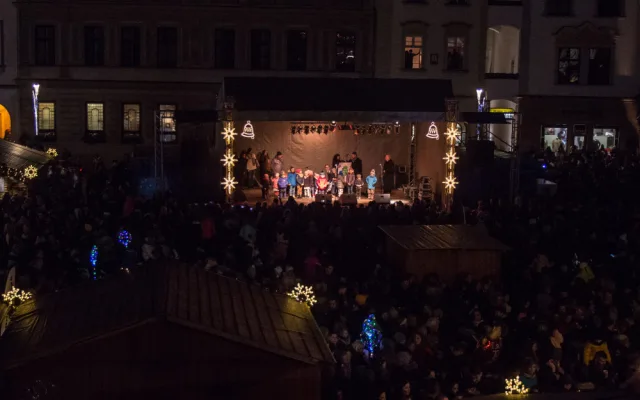 FOTO/VIDEO: Olomoucký vánoční strom dostal jméno Štístko. Podívejte se na fotky z rozsvícení!