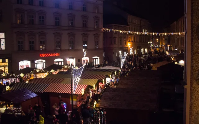 FOTO/VIDEO: Olomoucký vánoční strom dostal jméno Štístko. Podívejte se na fotky z rozsvícení!