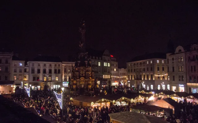 FOTO/VIDEO: Olomoucký vánoční strom dostal jméno Štístko. Podívejte se na fotky z rozsvícení!