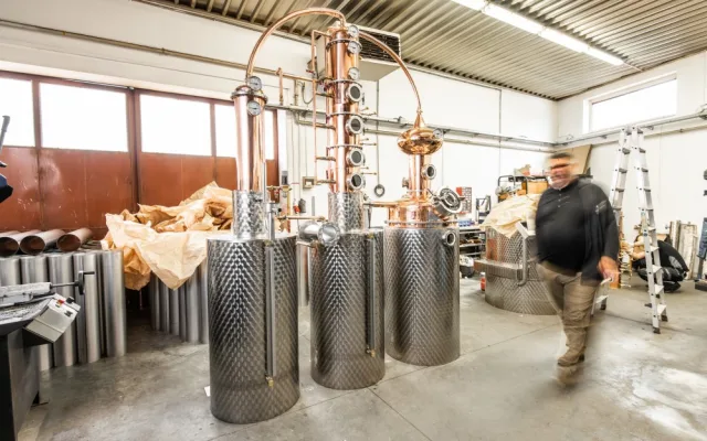Muž prodal dům, skončil v práci a začal pálit gin. Etiketa vznikla v Olomouci